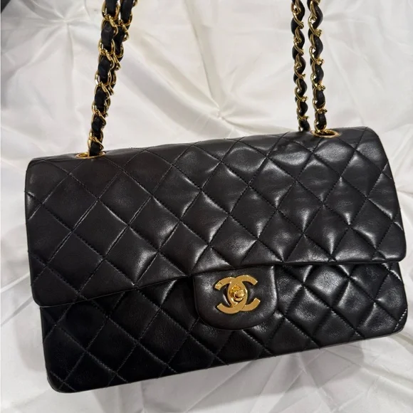 CHANEL Black lambskin medium classic flap - Picture 5 of 17